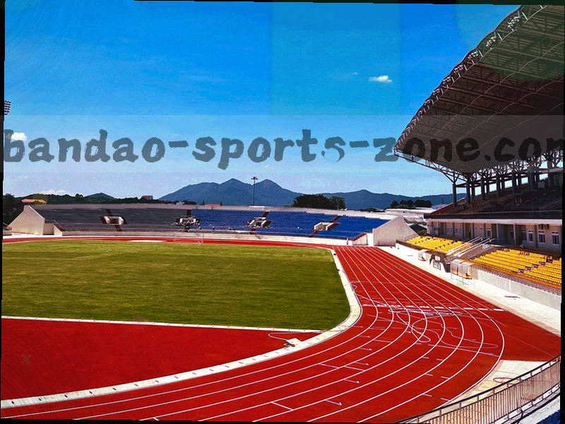 客厅空间中的电视屏幕与沙发剪影，屏幕上有赛程图形，暖光与蓝调混合